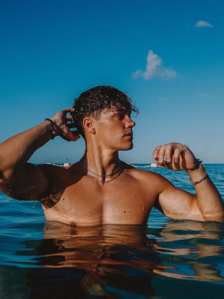 is Noah-Beck gay? Shirtless pic