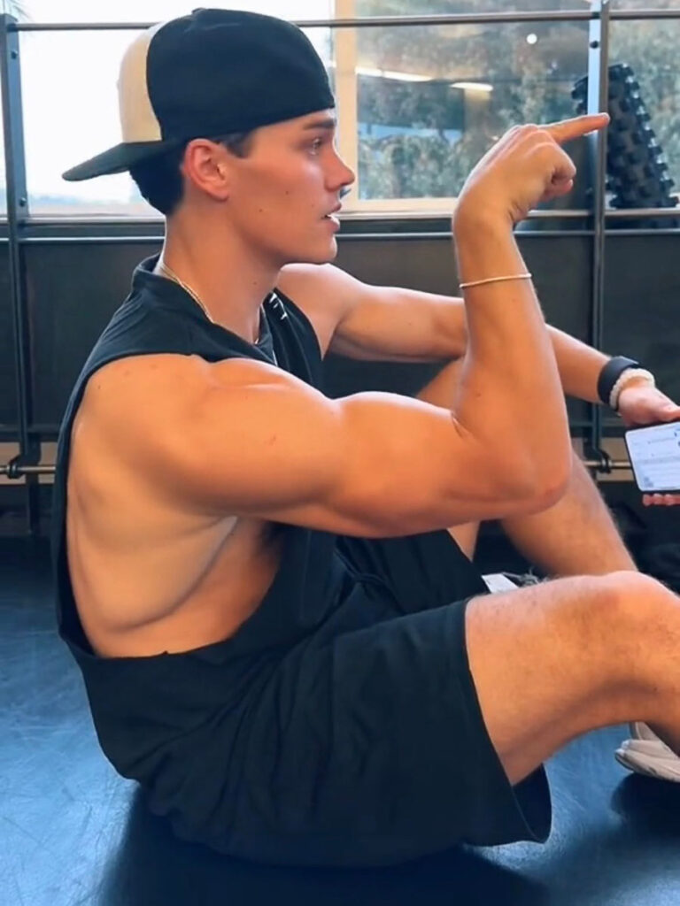 is Noah-Beck gay? Shirtless pic